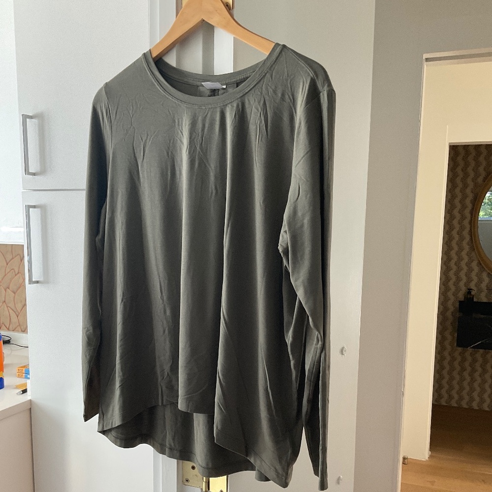 Women’s Athleta long sleeved olive green t shirt